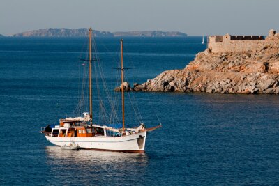 Bild Yacht in der Nähe der Insel