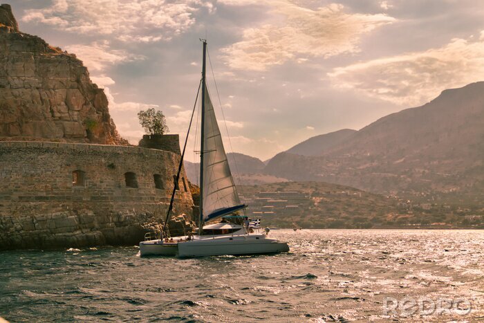 Bild Yacht neben dem Fels