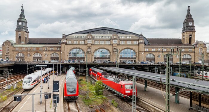 Bild Züge und Bahnof auf einem Bahnsteig