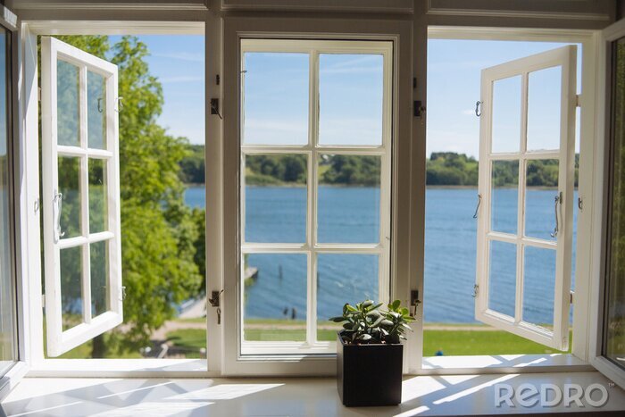 Bild Zum See geöffnetes Fenster
