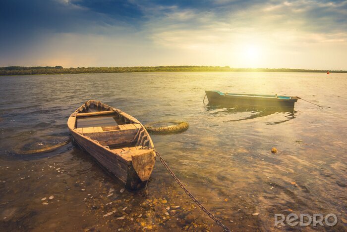 Bild Zwei Boote am Fluss bei Sonnenuntergang