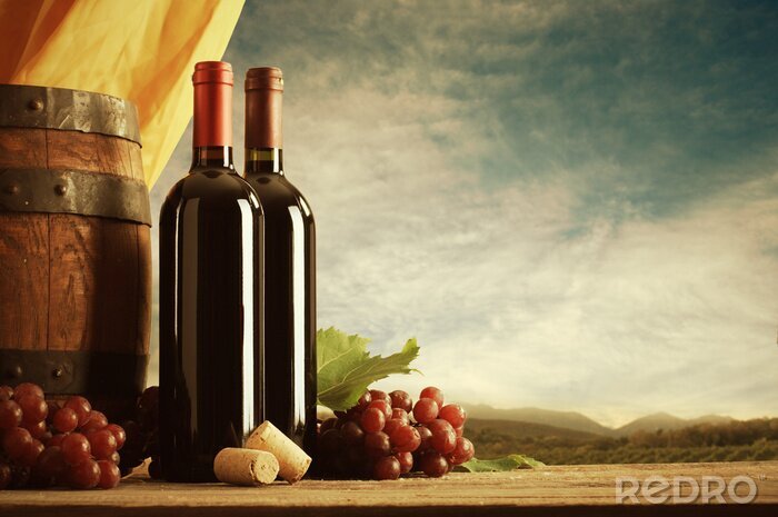 Bild Zwei Flaschen und ein Fass Wein