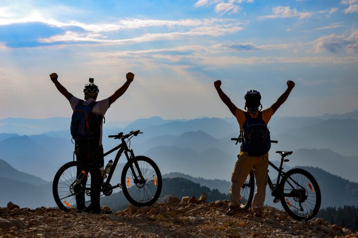 Bild Zwei Radfahrer auf dem Gipfel