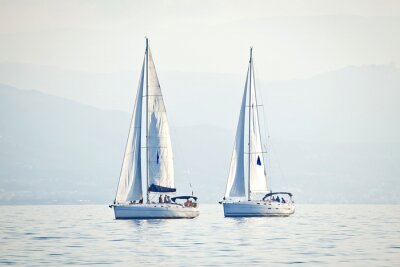 Zwei Segelboote auf See