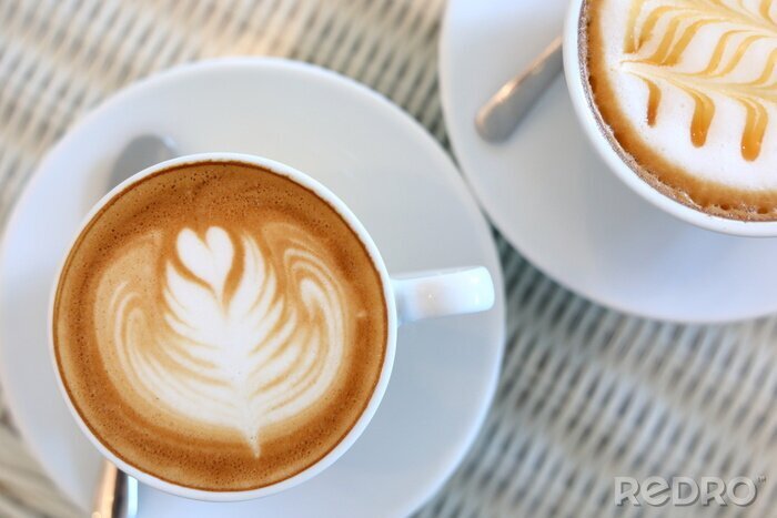 Bild Zwei Tassen Kaffee auf dem Weidentisch