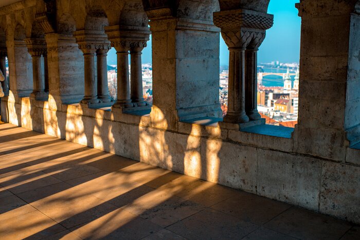 Fototapete 3D Säulen hoch über Stadt