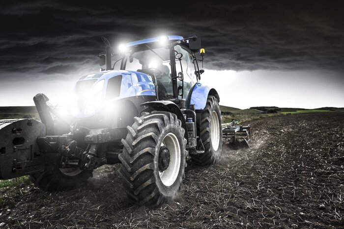 Fototapete 3d-Traktor in der Abenddämmerung auf dem Feld