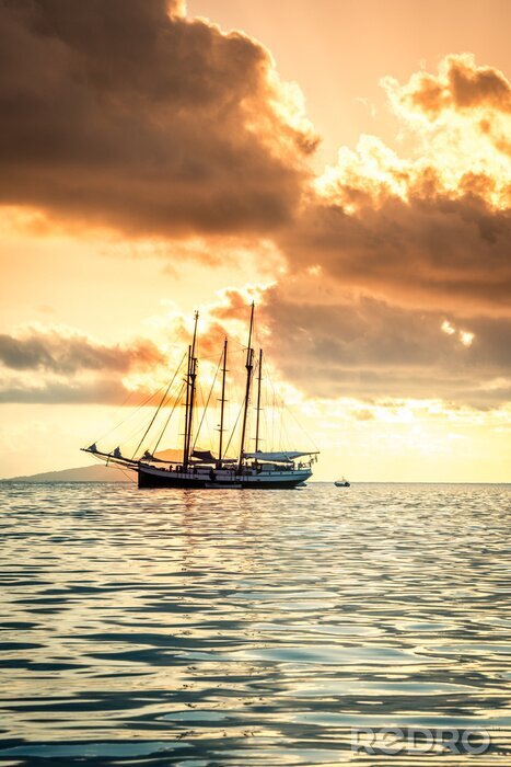 Fototapete Abdriftendes Segelschiff bei Abenddämmerung