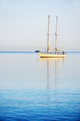 Fototapete Abdriftendes weißes Segelboot