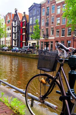 Altbauhäuser und Fahrräder am Kanal