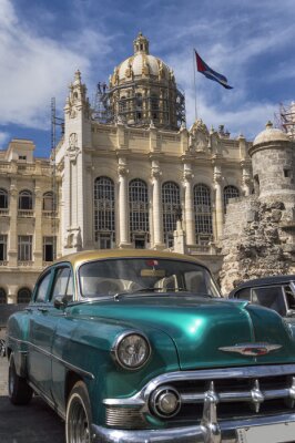 Fototapete Alte amerikanische Auto vor dem Präsidentenpalast in Havanna
