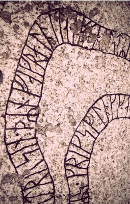 Fototapete Alte Mauer mit Runenschrift