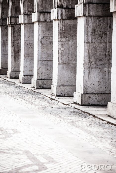 Fototapete Alte Säulen in schwarz-wießen Farben