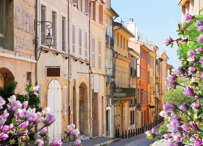 Fototapete Alte Stadtstraße von Aix en Provence im Frühjahr, Frankreich