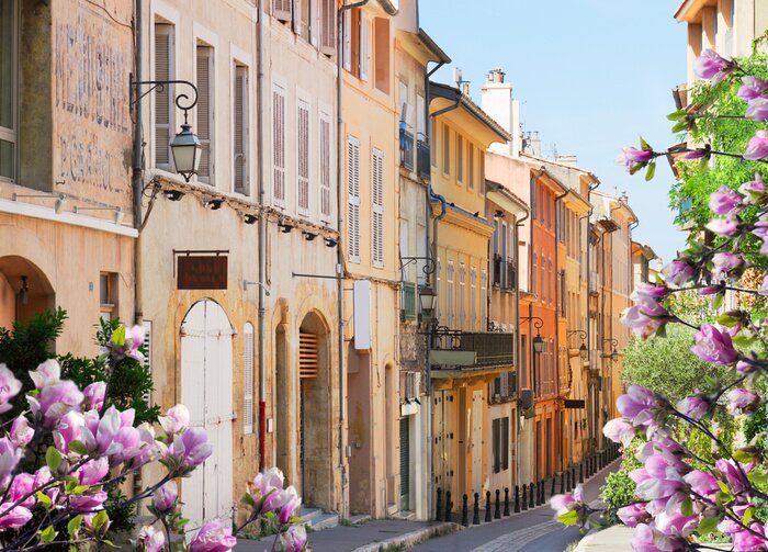 Fototapete Alte Stadtstraße von Aix en Provence im Frühjahr, Frankreich