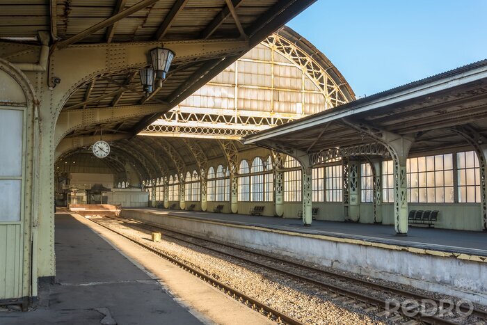 Fototapete Alter Bahnhof mit leeren Bahnsteigen