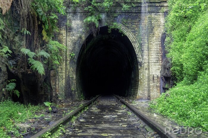 Fototapete Alter Eisenbahntunnel