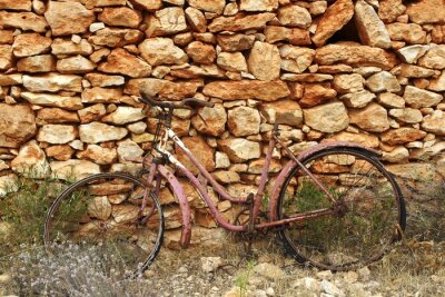 Fototapete Alter Fahrrad auf steinigem Hintergrund