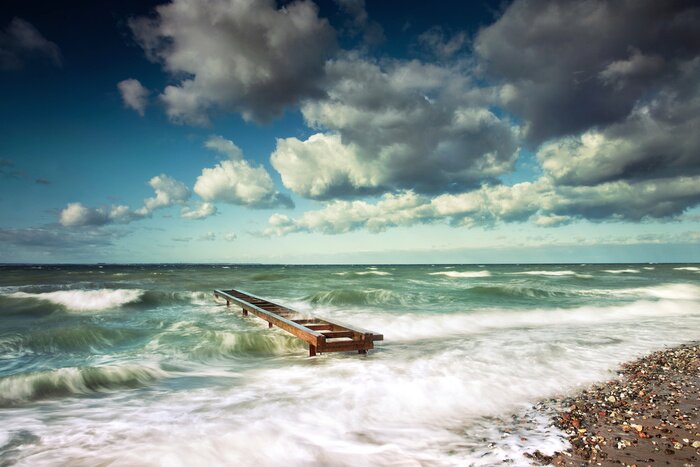 Fototapete Alter Steg am stürmischen Meer