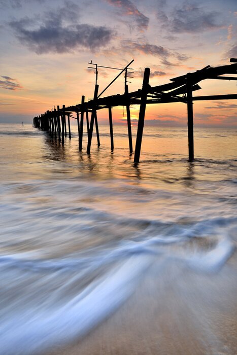 Fototapete Alter Steg auf Himmelhintergrund