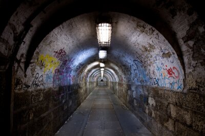 Fototapete Alter Straßentunnel mit Graffiti