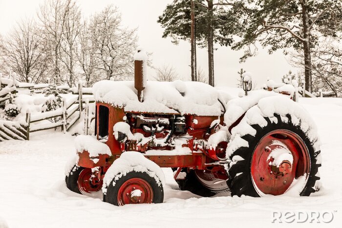 Fototapete Alter Traktor im Schnee