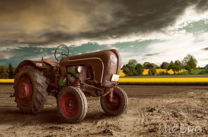 Fototapete Alter Traktor in der Landschaft