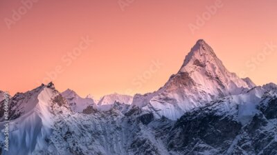 Fototapete Ama Dablam-Gipfel mit rosa Himmel und schneebedeckten Bergen in Nepal