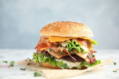 Fototapete appetitlicher Hamburger auf hellem Hintergrund