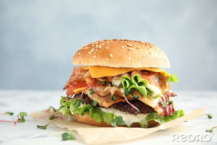 Fototapete appetitlicher Hamburger auf hellem Hintergrund