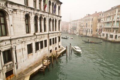 Architektur von Venedig im Nebel