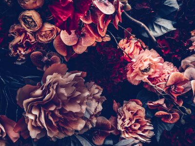 Fototapete Artificial flowers wall background with vintage style