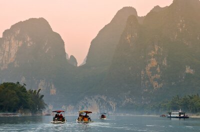 Asiatischer Blick auf Berge und Fluss