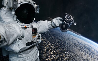 Astronaut trägt einen Helm mit schwarzer Sonnenblende