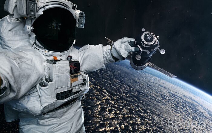 Fototapete Astronaut trägt einen Helm mit schwarzer Sonnenblende