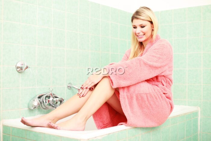 Fototapete Attraktive junge Frau auf der Kante Einer Badewanne sitzend