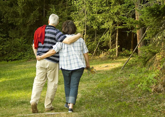 Fototapete Attraktives Ehepaar in der Natur