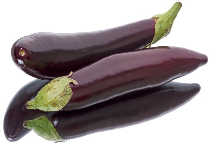 Fototapete Auberginen auf weißem Hintergrund