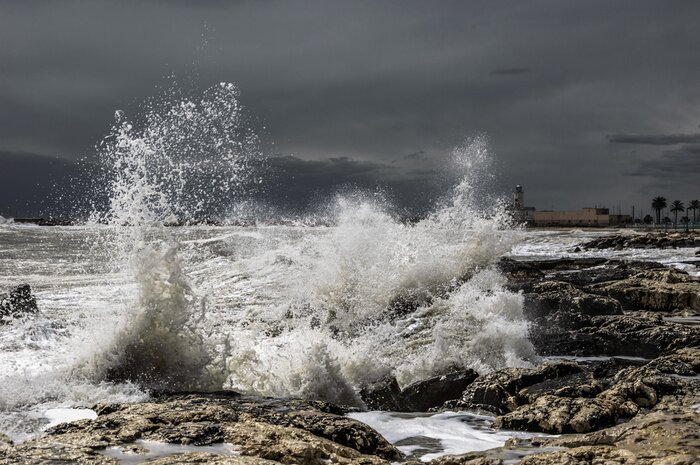 Fototapete Aufgewühlte Wellen bei Felsen