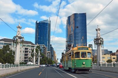 Australische Straßenbahn und Wolkenkratzer