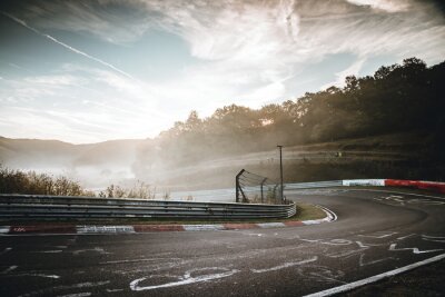 Fototapete Autorennen Rennstrecke im Nebel