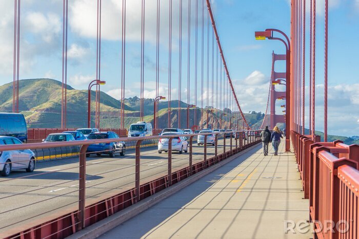 Fototapete Autos und Menschen auf der Brücke in San Francisco