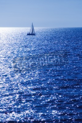 Fototapete Azurblaues Meer mit Segelboot