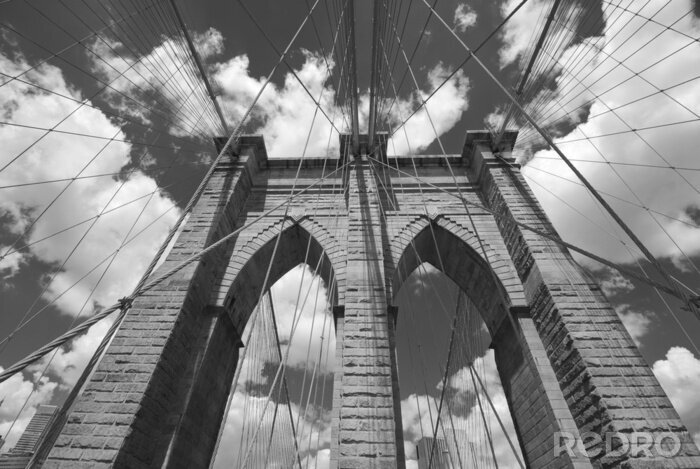 Fototapete Backsteinbrücke vor dem Hintergrund der Wolken