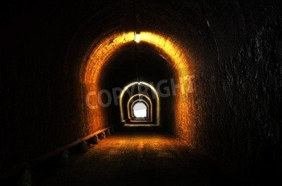 Fototapete Backsteintunnel dunkel