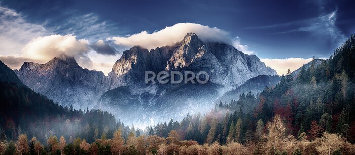 Fototapete Bäume in herbstlichen Farben vor einer Berglandschaft