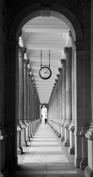 Fototapete Bahnhof mit Säulen und Uhr