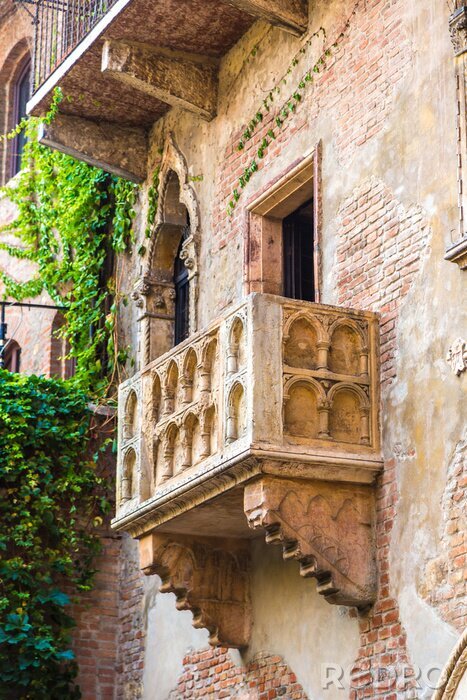Fototapete Balkon über Gasse in Verona