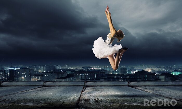 Fototapete Ballerina im Sprung vor dem Hintergrund der Stadt