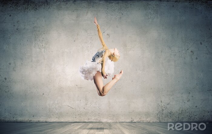 Fototapete Ballerina vor dem Hintergrund der Betonwand